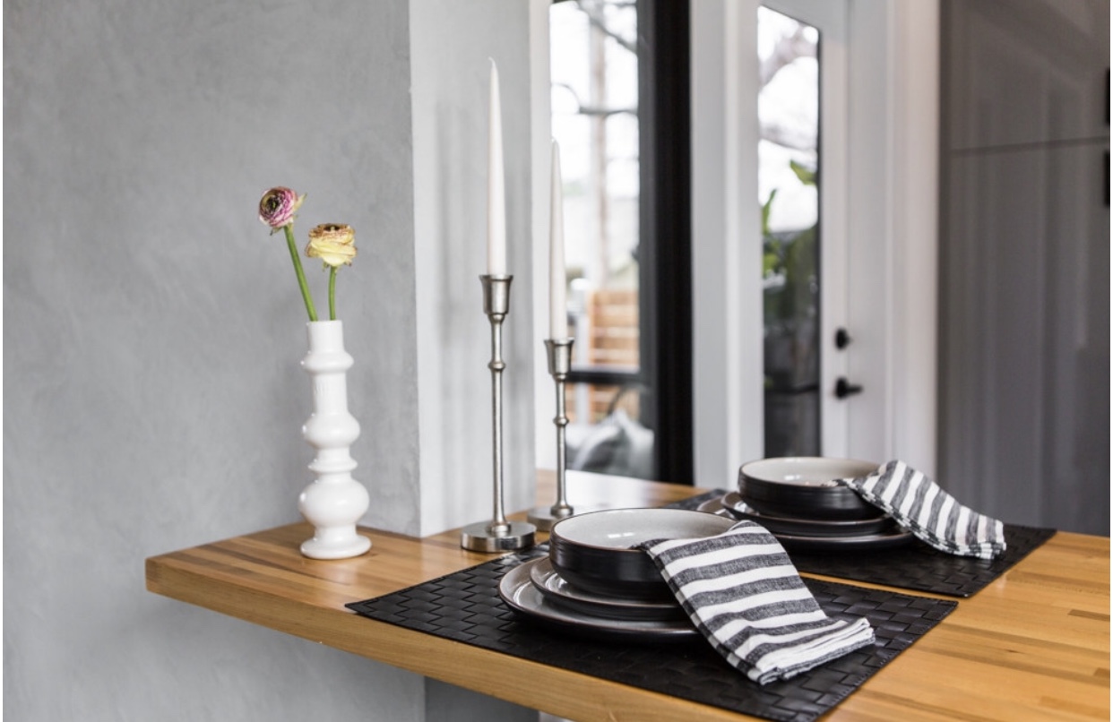 Dining home staging by Vazzo Spaces. More details on The Pillow Goddess Blog.