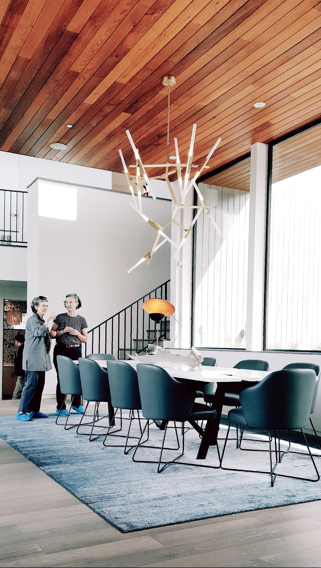 Fantastic dining room on the 2019 Austin Modern Home Tour! See details on The Pillow Goddess Blog.