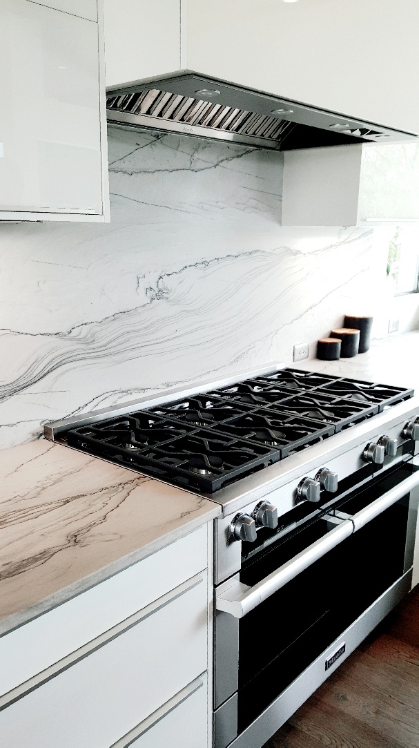 Magnificent kitchens with luxury appliances on the 2019 Austin Modern Home Tour. Details on The Pillow Goddess Blog