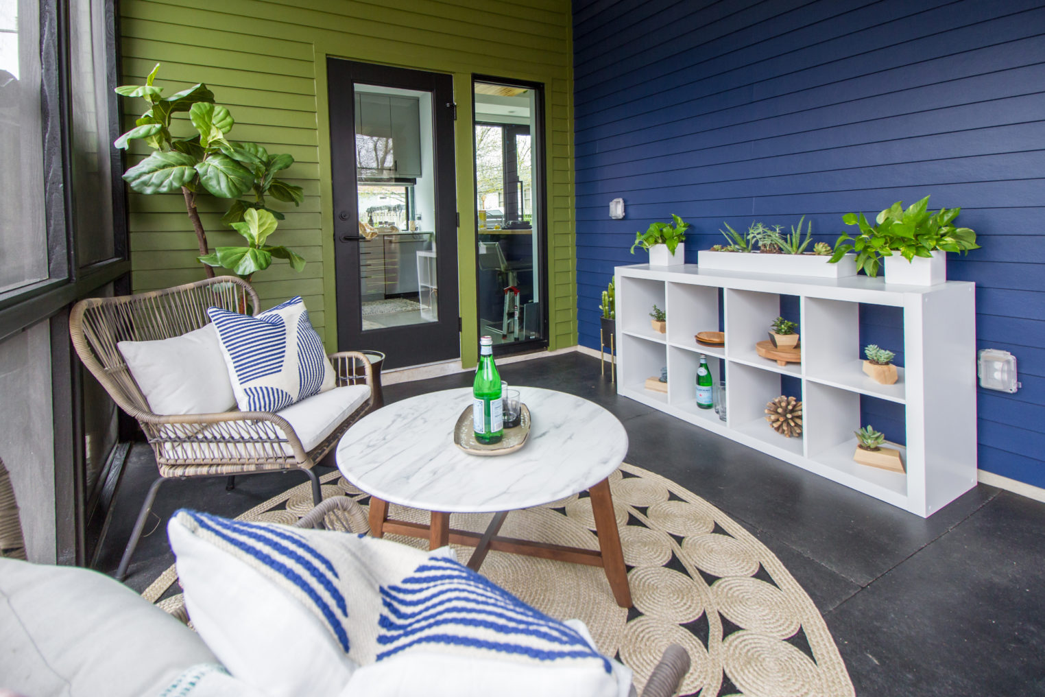Patio home staging by Vazzo Spaces. More on The Pillow Goddess Blog!