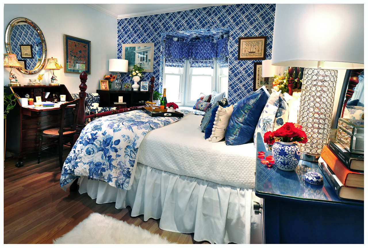 Bold Blue & White Bedroom for the Spring 2019 One Room Challenge - Details on The Pillow Goddess Blog!