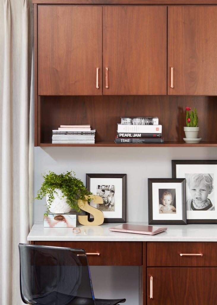 10 Pro Designer Tips to Create an Inviting Home Office Space. Details on The Pillow Goddess blog!
