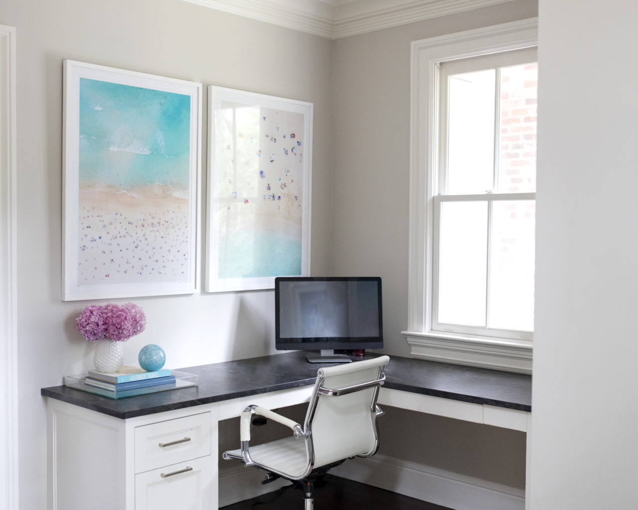 10 Pro Designer Tips to Create an Inviting Home Office Space. Details on The Pillow Goddess blog!