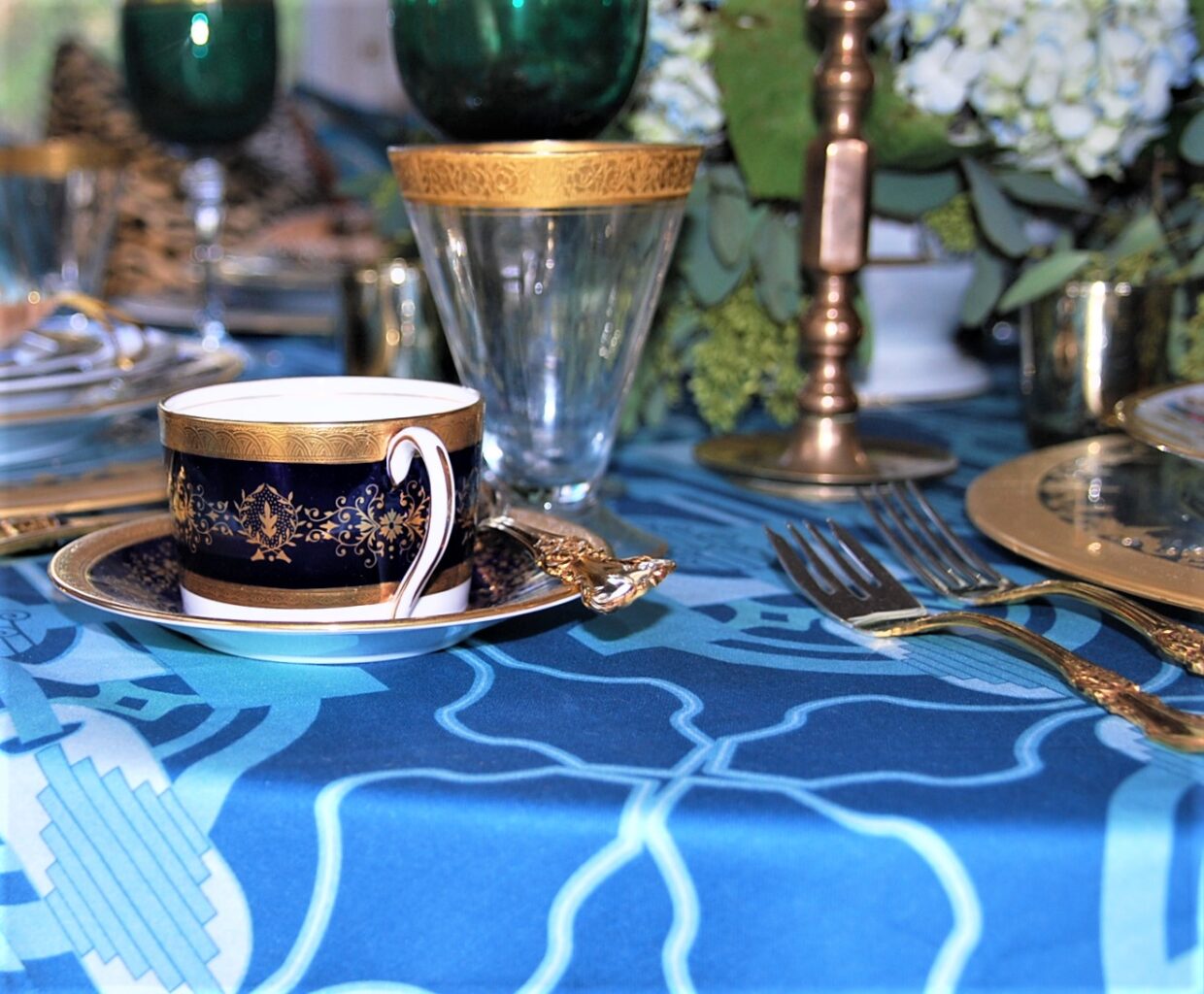 7 Tips to Set an Elegant Holiday Table with Bold Color and Pattern - The Pillow Goddess blog!