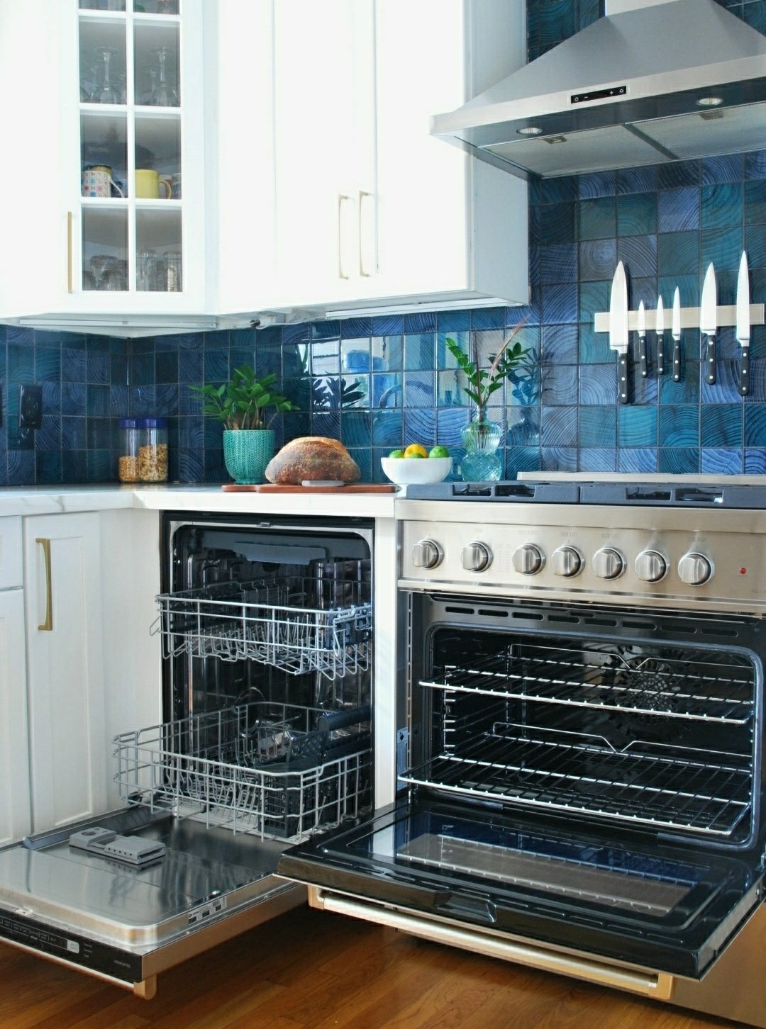 Huge capacity inside the Verona dishwasher and oven - on The Pillow Goddess blog